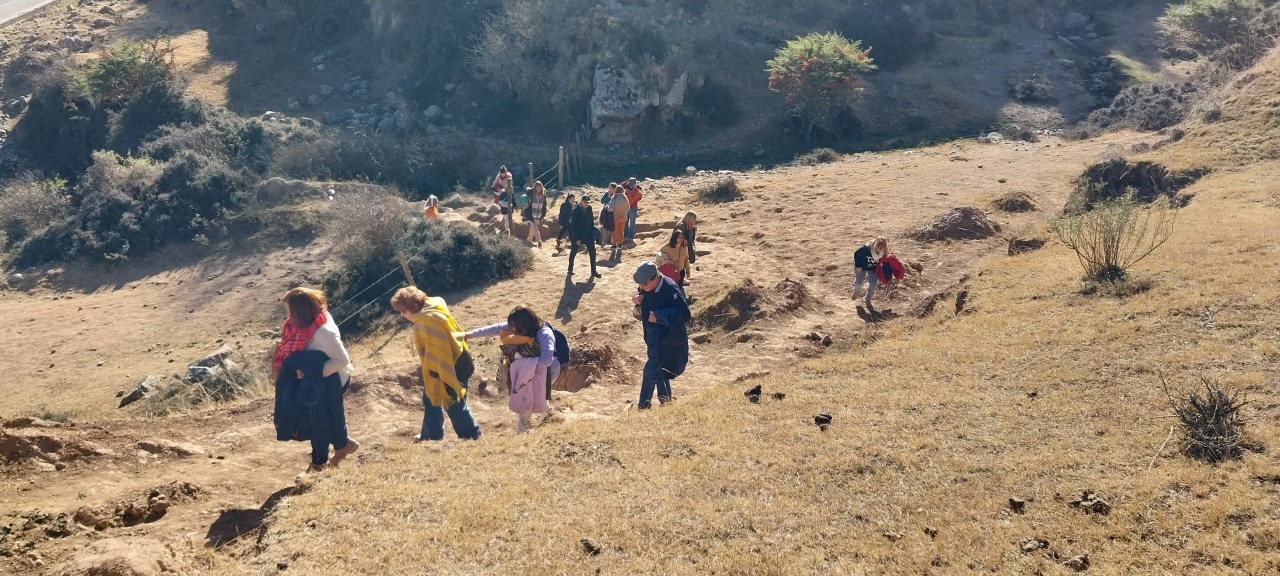 Caminata grupal por los cerros rumbo a la ceremonia