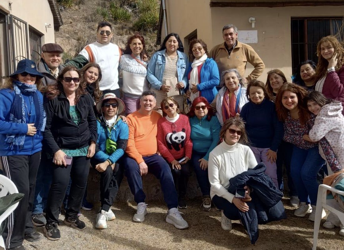 Equipo y comunidad de Fundación Conectar reunidos al aire libre